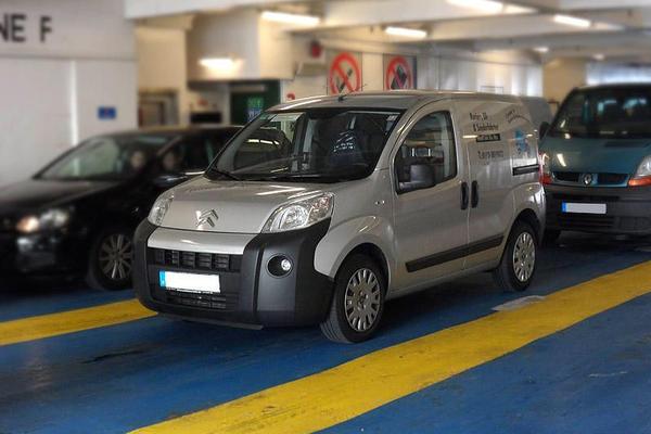 Kurierdienst Fahrzeug im Parkhaus