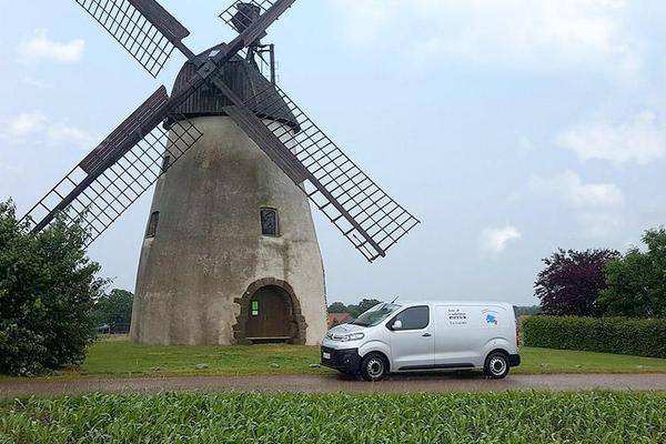 Conny's Kurierdienst an einer Mühle